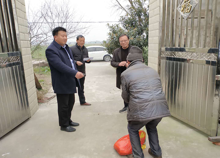 慰问贫困户